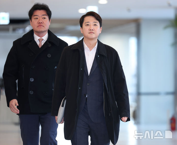 [서울=뉴시스] 김진아 기자 = 이준석 개혁신당 대표가 21일 서울 종로구 광화문 KT 빌딩에 마련된 김건희 특검(특별검사 민중기) 사무실에 윤석열 전 대통령 부부의 공천개입 의혹 관련 조사를 받기 위해 피의자 신분으로 출석하고 있다. 2025.12.21. bluesoda@newsis.com