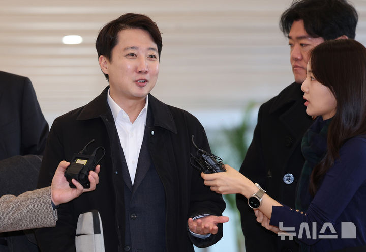 [서울=뉴시스] 김진아 기자 = 이준석 개혁신당 대표가 21일 서울 종로구 광화문 KT 빌딩에 마련된 김건희 특검(특별검사 민중기) 사무실에 윤석열 전 대통령 부부의 공천개입 의혹 관련 조사를 받기 위해 피의자 신분으로 출석하던 중 취재진의 질문에 답하고 있다. 2025.12.21. bluesoda@newsis.com