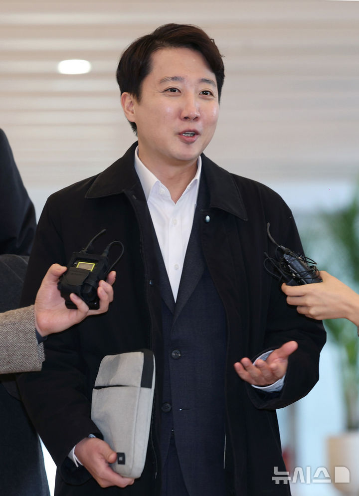 [서울=뉴시스] 김진아 기자 = 이준석 개혁신당 대표가 21일 서울 종로구 광화문 KT 빌딩에 마련된 김건희 특검(특별검사 민중기) 사무실에 윤석열 전 대통령 부부의 공천개입 의혹 관련 조사를 받기 위해 피의자 신분으로 출석하던 중 취재진의 질문에 답하고 있다. 2025.12.21. bluesoda@newsis.com