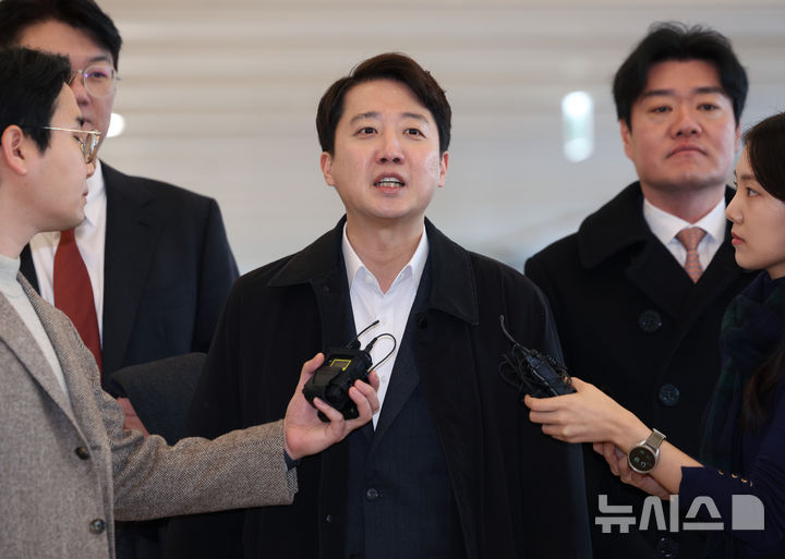 [서울=뉴시스] 김진아 기자 = 이준석 개혁신당 대표가 21일 서울 종로구 광화문 KT 빌딩에 마련된 김건희 특검(특별검사 민중기) 사무실에 윤석열 전 대통령 부부의 공천개입 의혹 관련 조사를 받기 위해 피의자 신분으로 출석하던 중 취재진의 질문에 답하고 있다. 2025.12.21. bluesoda@newsis.com