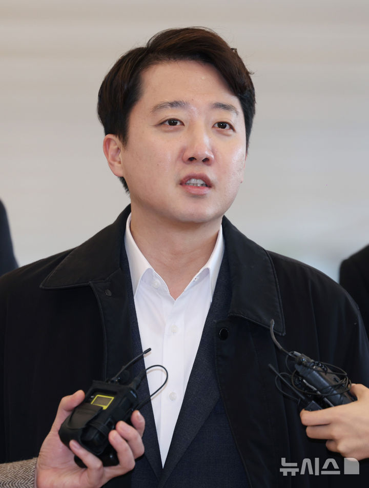 [서울=뉴시스] 김진아 기자 = 이준석 개혁신당 대표가 21일 서울 종로구 광화문 KT 빌딩에 마련된 김건희 특검(특별검사 민중기) 사무실에 윤석열 전 대통령 부부의 공천개입 의혹 관련 조사를 받기 위해 피의자 신분으로 출석하던 중 취재진의 질문에 답하고 있다. 2025.12.21. bluesoda@newsis.com