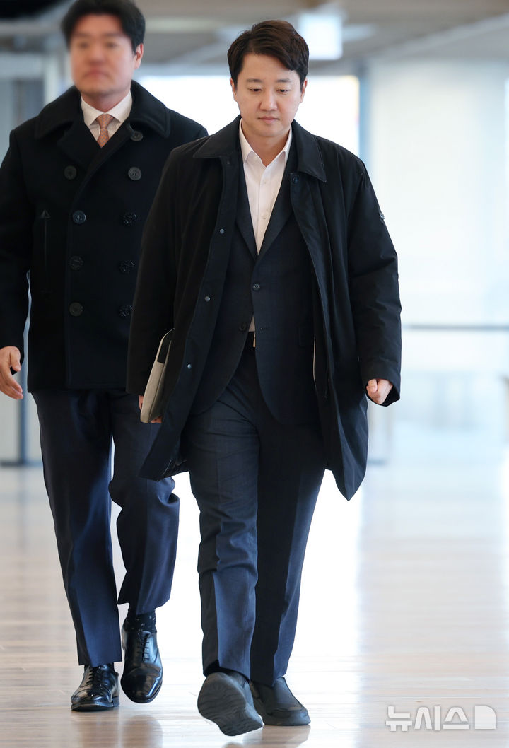 [서울=뉴시스] 김진아 기자 = 이준석 개혁신당 대표가 21일 서울 종로구 광화문 KT 빌딩에 마련된 김건희 특검(특별검사 민중기) 사무실에 윤석열 전 대통령 부부의 공천개입 의혹 관련 조사를 받기 위해 피의자 신분으로 출석하고 있다. 2025.12.21. bluesoda@newsis.com