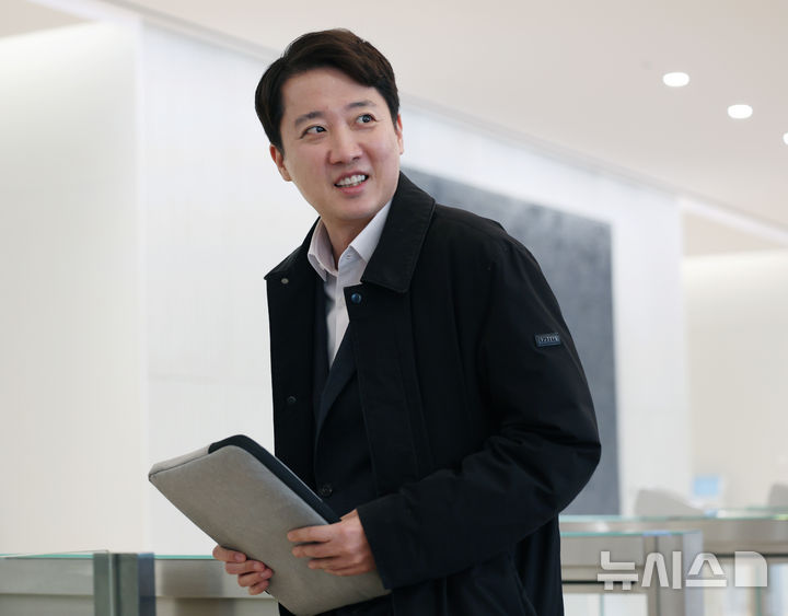 [서울=뉴시스] 김진아 기자 = 이준석 개혁신당 대표가 21일 서울 종로구 광화문 KT 빌딩에 마련된 김건희 특검(특별검사 민중기) 사무실에 윤석열 전 대통령 부부의 공천개입 의혹 관련 조사를 받기 위해 피의자 신분으로 출석하고 있다. 2025.12.21. bluesoda@newsis.com