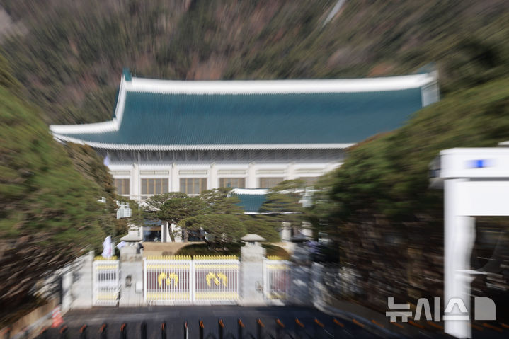 [서울=뉴시스] 최동준 기자 = 21일 서울 청와대 본관 모습.대통령실은 이번 달 말까지 청와대 이전을 마칠 예정이다. 2025.12.21. photocdj@newsis.com