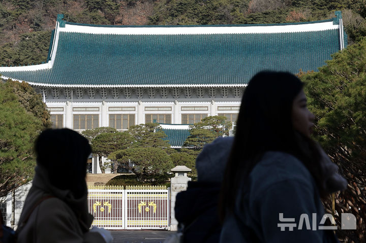 [서울=뉴시스] 최동준 기자 = 21일 서울 청와대 본관 모습.대통령실은 이번 달 말까지 청와대 이전을 마칠 예정이다. 2025.12.21. photocdj@newsis.com