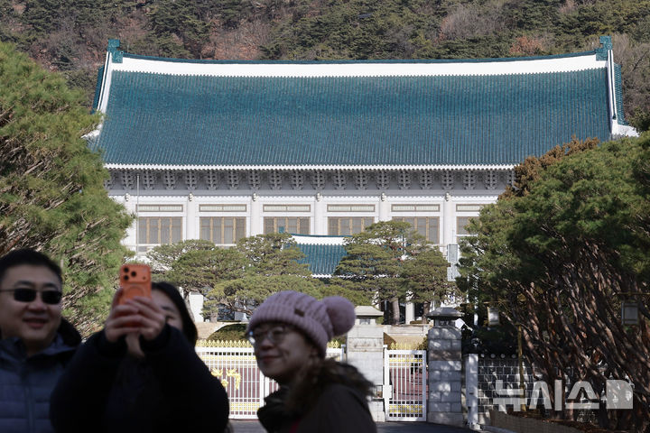 [서울=뉴시스] 최동준 기자 = 21일 서울 청와대 본관 앞에서 외국인 관광객이 기념촬영을 하고 있다.대통령실은 이번 달 말까지 청와대 이전을 마칠 예정이다. 2025.12.21. photocdj@newsis.com