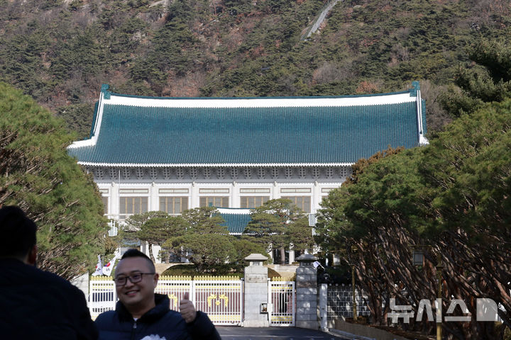 [서울=뉴시스] 최동준 기자 = 21일 서울 청와대 본관 앞에서 외국인 관광객이 기념촬영을 하고 있다.대통령실은 이번 달 말까지 청와대 이전을 마칠 예정이다. 2025.12.21. photocdj@newsis.com