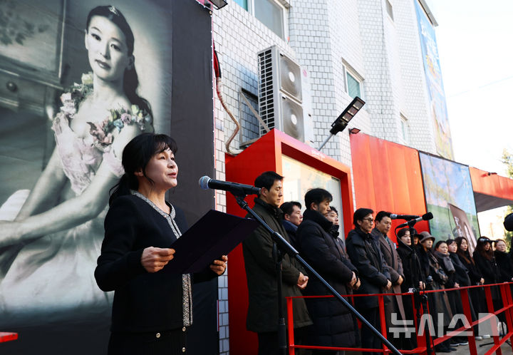[서울=뉴시스] 최진석 기자 = 길해연 한국연극인복지재단 이사장이 21일 서울 종로구 한예극장 앞에서 열린 배우 고 윤석화의 노제에서 추도사를 하고 있다.&nbsp; 노제가 열린 한예극장의 전신인 정미소는 고인이 직접 운영했던 대학로 설치극장이다. 2025.12.21. myjs@newsis.com