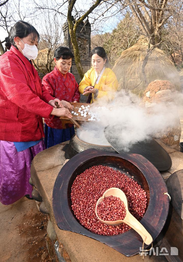 [용인=뉴시스] 김종택 기자 = 절기상 동지를 하루 앞둔 21일 경기 용인시 한국민속촌에서 관계자들이 팥죽을 쑤고있다. 2025.12.21. jtk@newsis.com