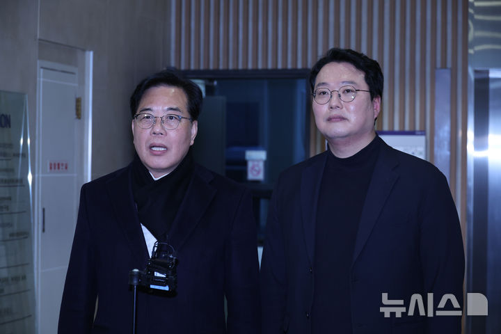 [서울=뉴시스] 김금보 기자 = 송언석 국민의힘 원내대표와 천하람 개혁신당 원내대표가 21일 서울 여의도 한 식당에서 '통일교 특검법 발의' 관련 비공개 회동을 마친 뒤 기자회견을 하고 있다. 2025.12.21. kgb@newsis.com