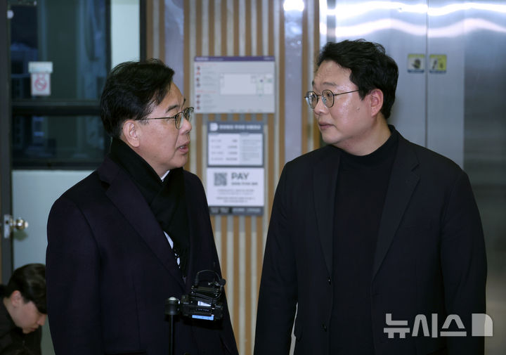 [서울=뉴시스] 김금보 기자 = 송언석 국민의힘 원내대표와 천하람 개혁신당 원내대표가 21일 서울 여의도 한 식당에서 '통일교 특검법 발의' 관련 비공개 회동을 마친 뒤 기자회견을 하고 있다. 2025.12.21. kgb@newsis.com