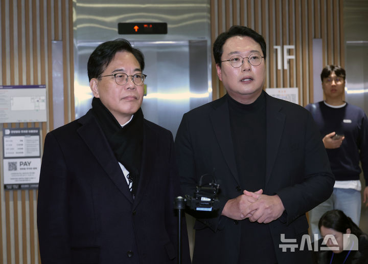 [서울=뉴시스] 김금보 기자 = 송언석 국민의힘 원내대표와 천하람 개혁신당 원내대표가 21일 서울 여의도 한 식당에서 '통일교 특검법 발의' 관련 비공개 회동을 마친 뒤 기자회견을 하고 있다. 2025.12.21. kgb@newsis.com