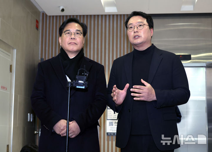 [서울=뉴시스] 김금보 기자 = 송언석 국민의힘 원내대표와 천하람 개혁신당 원내대표가 21일 서울 여의도 한 식당에서 '통일교 특검법 발의' 관련 비공개 회동을 마친 뒤 기자회견을 하고 있다. 2025.12.21. kgb@newsis.com