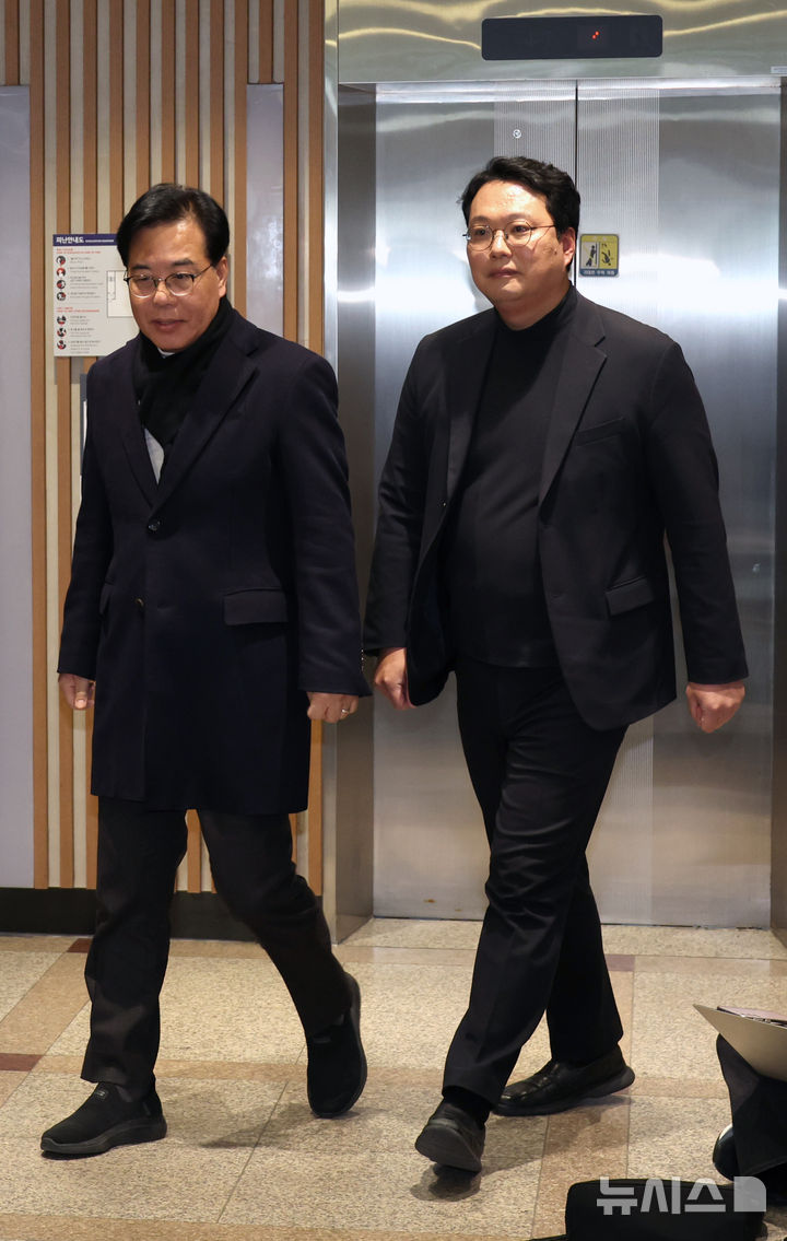 [서울=뉴시스] 김금보 기자 = 송언석 국민의힘 원내대표와 천하람 개혁신당 원내대표가 21일 서울 여의도 한 식당에서 '통일교 특검법 발의' 관련 비공개 회동을 마친 뒤 이동하고 있다. 2025.12.21. kgb@newsis.com