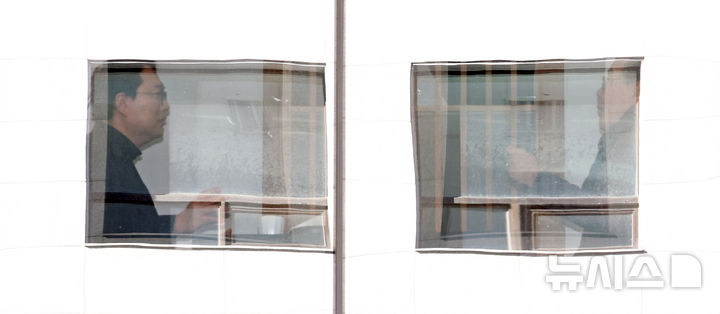 [서울=뉴시스] 김금보 기자 = 송언석(오른쪽) 국민의힘 원내대표와 천하람 개혁신당 원내대표가 21일 서울 여의도 한 식당에서 '통일교 특검법 발의' 관련 비공개 회동을 하고 있다. 2025.12.21. kgb@newsis.com