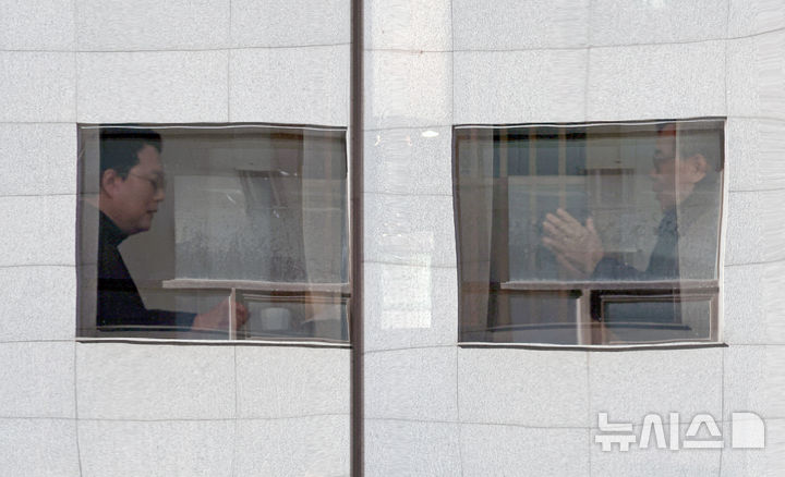 [서울=뉴시스] 김금보 기자 = 송언석(오른쪽) 국민의힘 원내대표와 천하람 개혁신당 원내대표가 21일 서울 여의도 한 식당에서 '통일교 특검법 발의' 관련 비공개 회동을 하고 있다. 2025.12.21. kgb@newsis.com