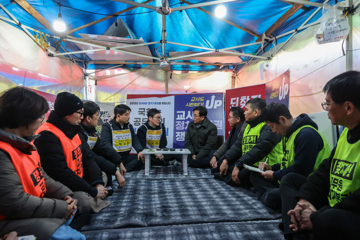 [서울=뉴시스] 김금보 기자 = 전성환 대통령실 경청통합수석비서관과 배진교 국민경청비서관이 21일 서울 여의도 국회 앞 전국공무원노동조합 단식농성장에서 이해준 전국공무원노동조합 위원장, 박영환 전국교직원노동조합 위원장과 면담을 하고 있다. (사진=전국공무원노조 제공) 2025.12.21. photo@newsis.com *재판매 및 DB 금지