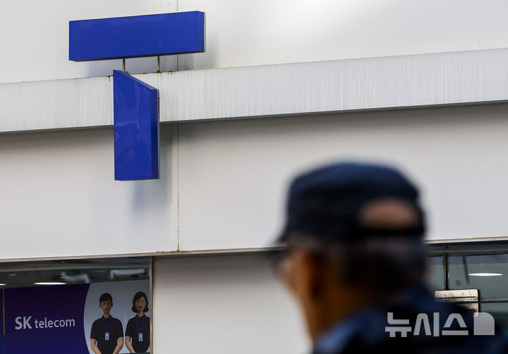 [서울=뉴시스] 정병혁 기자 = 21일 서울시내 SK텔레콤 매장 앞을 시민들이 지나고 있다. 2025.12.21. jhope@newsis.com