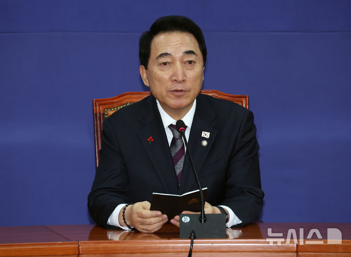 [서울=뉴시스] 김금보 기자 = 박수현 더불어민주당 수석대변인이 21일 서울 여의도 국회에서 기자간담회를 하고 있다. 2025.12.21. kgb@newsis.com