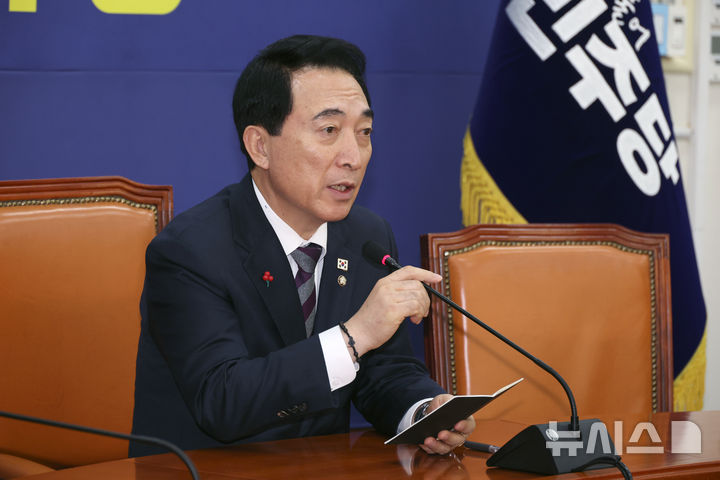 [서울=뉴시스] 김금보 기자 = 박수현 더불어민주당 수석대변인이 21일 서울 여의도 국회에서 기자간담회를 하고 있다. 2025.12.21. kgb@newsis.com