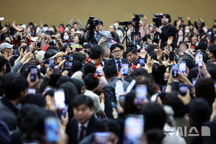 [고양=뉴시스] 최진석 기자 = 한동훈 전 국민의힘 대표가 21일 경기 고양시 킨텍스 그랜드볼룸에서 열린 토크콘서트에 입장하고 있다. 2025.12.21. myjs@newsis.com