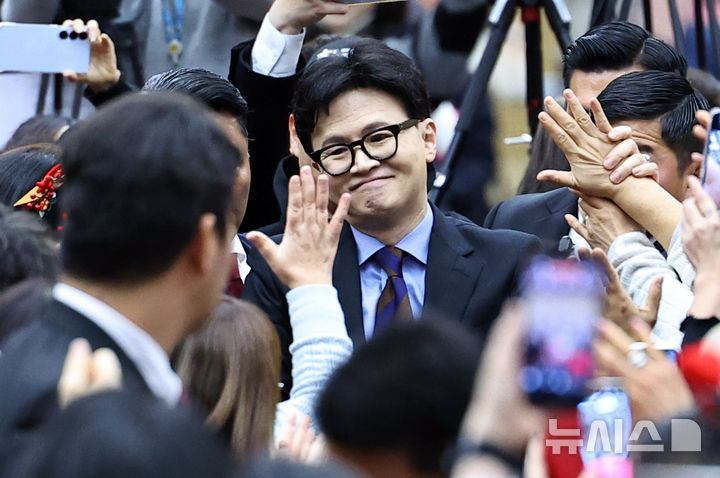 [고양=뉴시스] 최진석 기자 = 한동훈 전 국민의힘 대표가 21일 경기 고양시 킨텍스 그랜드볼룸에서 열린 토크콘서트에 입장하고 있다. 2025.12.21. myjs@newsis.com