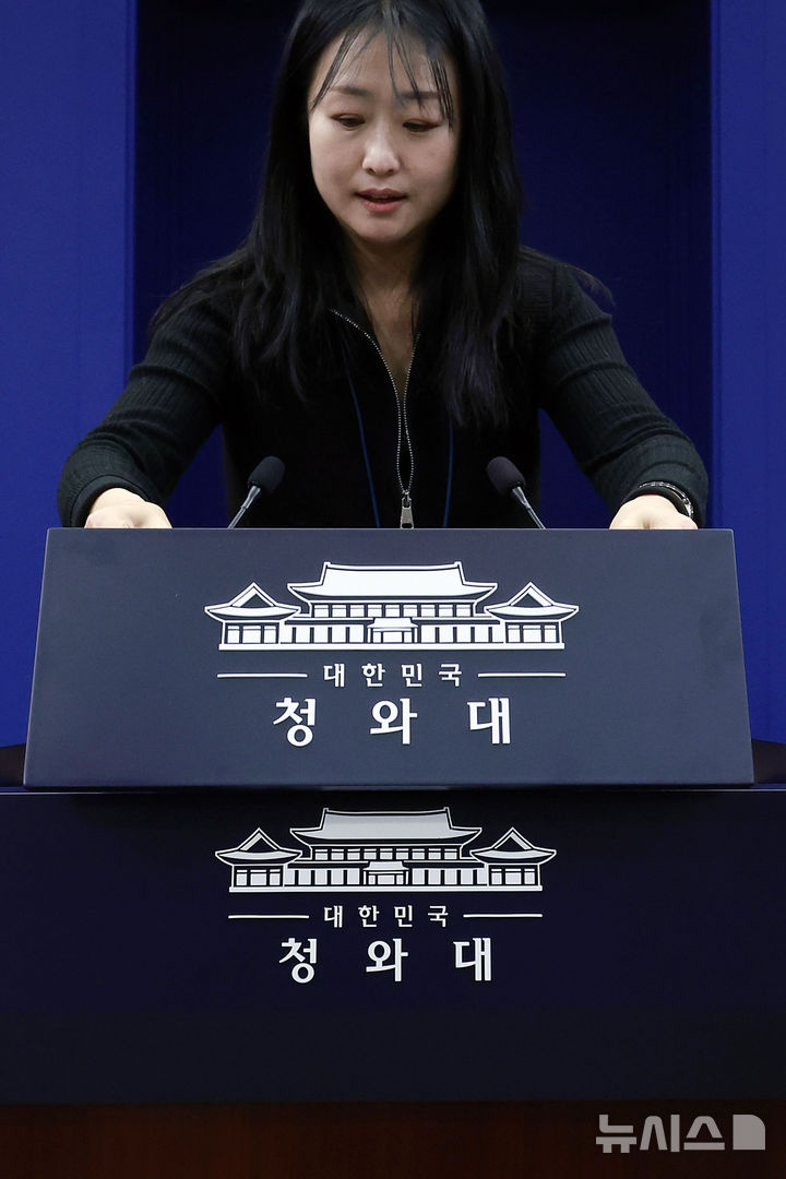 [서울=뉴시스] 최동준 기자 = 대통령실이 청와대 이전을 진행 중인 21일 청와대 춘추관에서 직원이 브리핑룸 탈부착 업무표장 점검을 하고 있다. 2025.12.21. photocdj@newsis.com