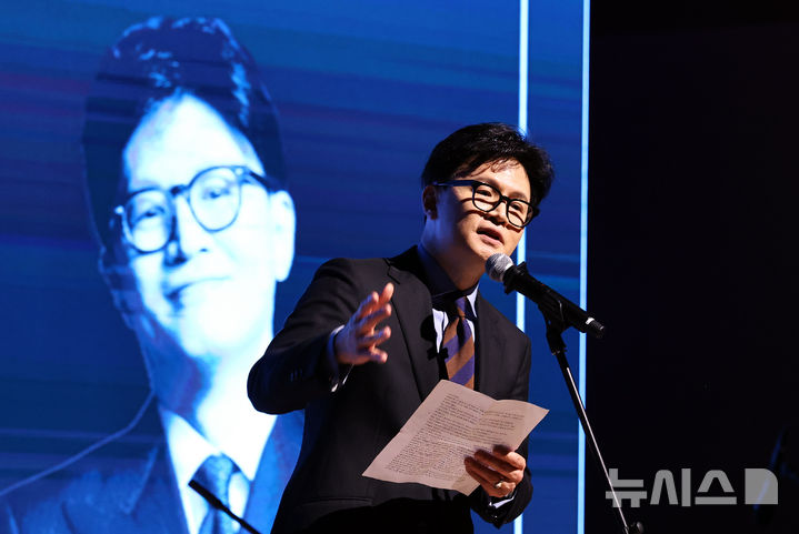 [고양=뉴시스] 최진석 기자 = 한동훈 전 국민의힘 대표가 21일 경기 고양시 킨텍스 그랜드볼룸에서 열린 토크콘서트에서 인사말을 하고 있다. 2025.12.21. myjs@newsis.com
