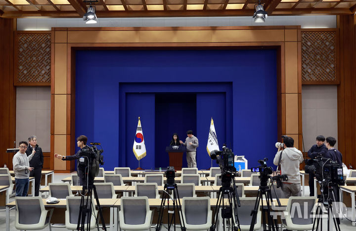 [서울=뉴시스] 최동준 기자 = 대통령실이 청와대 이전을 진행 중인 21일 청와대 춘추관에서 직원들이 브리핑룸 점검을 하고 있다. 2025.12.21. photocdj@newsis.com