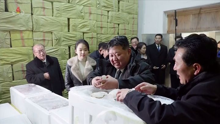 [서울=뉴시스] 북한 조선중앙통신은 김정은 북한 국무위원장과 리설주 여사와 딸 김주애가 참석한 가운데 지난 19일 함경남도 신포시에서 지방공업공장 준공식이 진행되었다고 21일 보도했다. (사진=조선중앙TV 캡처) 2025.12.23. photo@newsis.com *재판매 및 DB 금지