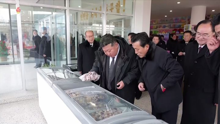 [서울=뉴시스] 북한 조선중앙통신은 김정은 북한 국무위원장이 참석한 가운데 지난 19일 함경남도 신포시에서 지방공업공장 준공식이 진행되었다고 21일 보도했다. (사진=조선중앙TV 캡처) 2025.12.21. photo@newsis.com *재판매 및 DB 금지