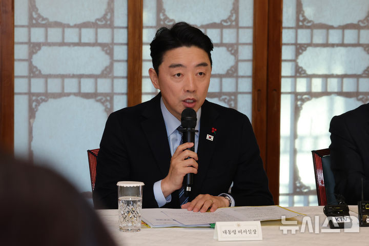 [서울=뉴시스] 정병혁 기자 = 강훈식 대통령실 비서실장이 21일 서울 종로구 국무총리공관에서 열린 제5차 고위당정협의회에서 인사말을 하고 있다. (공동취재) 2025.12.21. photo@newsis.com