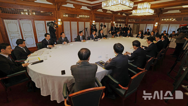 [서울=뉴시스] 정병혁 기자 = 정청래 더불어민주당 당대표가 21일 서울 종로구 삼청동 총리공관에서 열린 고위당정협의회에서 발언하고 있다. (공동취재) 2025.12.21. photo@newsis.com