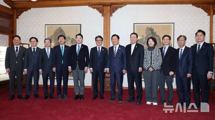[서울=뉴시스] 정병혁 기자 = 김민석 국무총리, 정청래 더불어민주당 대표, 강훈식 대통령실 비서실장이 21일 서울 종로구 삼청동 총리공관에서 열린 고위당정협의회에 앞서 참석자들과 기념촬영을 하고 있다.(공동취재) 2025.12.21. photo@newsis.com