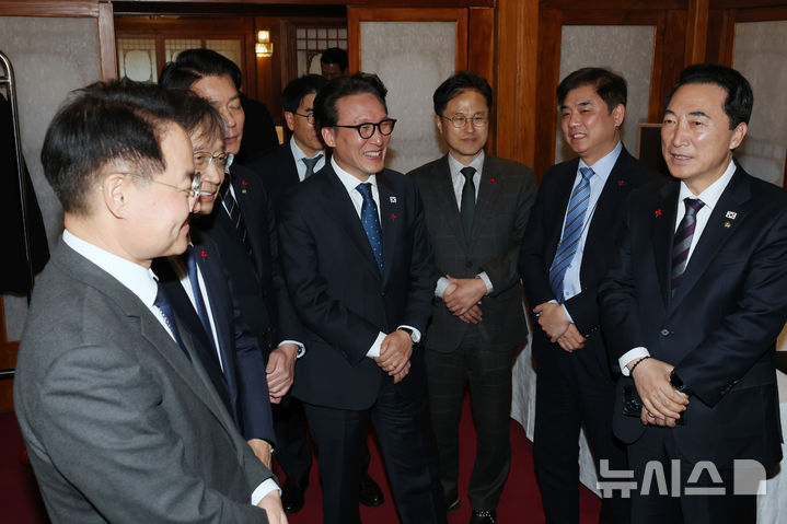 [서울=뉴시스] 정병혁 기자 = 김민석 국무총리가 21일 서울 종로구 삼청동 총리공관에서 열린 고위당정협의회에 앞서 참석자들과 대화를 나누고 있다.(공동취재) 2025.12.21. photo@newsis.com