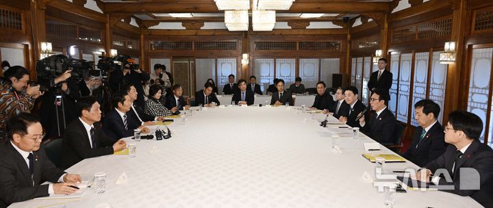 [서울=뉴시스] 정병혁 기자 = 김민석 국무총리가 21일 서울 종로구 국무총리공관에서 열린 제5차 고위당정협의회에서 발언하고 있다.(공동취재) 2025.12.21. photo@newsis.com