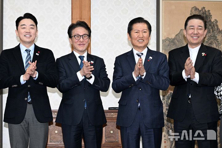 [서울=뉴시스] 정병혁 기자 = 강훈식(왼쪽부터) 대통령 비서실장, 김민석 국무총리, 정청래 더불어민주당 대표, 김병기 더불어민주당 원내대표가 21일 서울 종로구 국무총리공관에서 열린 제5차 고위당정협의회에 앞서 박수를 치고 있다.(공동취재) 2025.12.21. photo@newsis.com