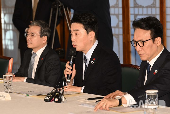 [서울=뉴시스] 정병혁 기자 = 강훈식 대통령실 비서실장이 21일 서울 종로구 국무총리공관에서 열린 제5차 고위당정협의회에서 발언하고 있다.(공동취재) 2025.12.21. photo@newsis.com