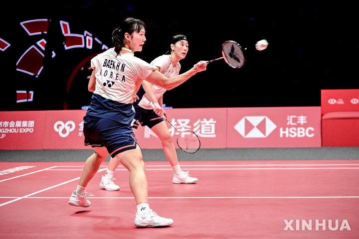 [항저우=신화/뉴시스] 배드민턴 백하나(왼쪽)-이소희 조, 2025 세계배드민턴연맹(BWF) 월드 투어 파이널스 여자복식 우승. 2025.12.21.