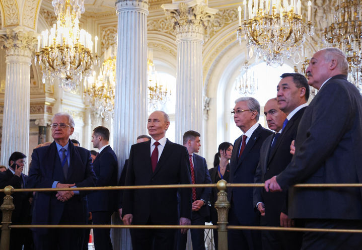 [상트페테르부르크=AP/뉴시스] 블라디미르 푸틴 러시아 대통령(왼쪽에서 두 번째)이 22일(현지 시간) 독립국가연합(CIS) 정상들과 러시아 예르미타시 박물관을 관람하고 있다. 2025.12.23.