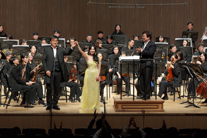 [통영=뉴시스] 신정철 기자= 통영국제음악재단은 대한민국 문화도시 일환으로 운영되고 있는 통영시민오케스트라의 신규 단원을 모집한다고 22일 밝혔다.사진은 지난 16일 통영국제음악당에서 개최된 통영시민오케스트라 제2회 정기연주회 공연 모습.(사진=통영국제음악재단 제공).2025.12.22. photo@newsis.com *재판매 및 DB 금지