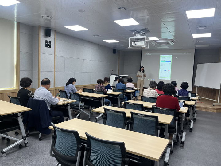 [진주=뉴시스]진주시립도서관, '2025년 하반기 문화교실' 성료.(사진=진주시 제공).2025.12.22.photo@newsis.com *재판매 및 DB 금지