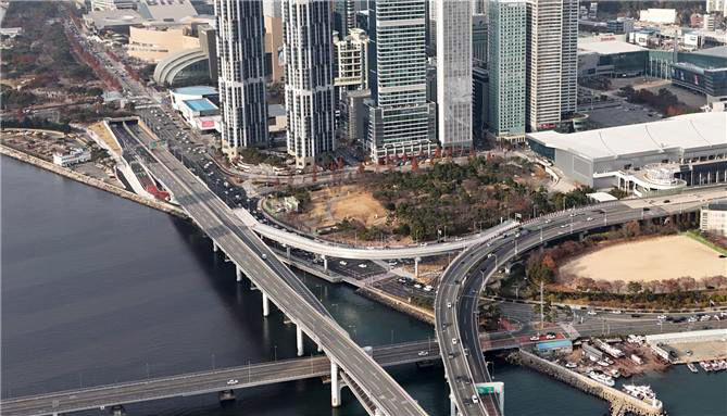 [부산=뉴시스] 부산시는 22일 오후 3시 해운대구 올림픽공원에서 '광안대교 접속도로 연결공사' 개통식을 개최한다고 밝혔다. (사진=부산시 제공) 2025.12.22. photo@newsis.com *재판매 및 DB 금지