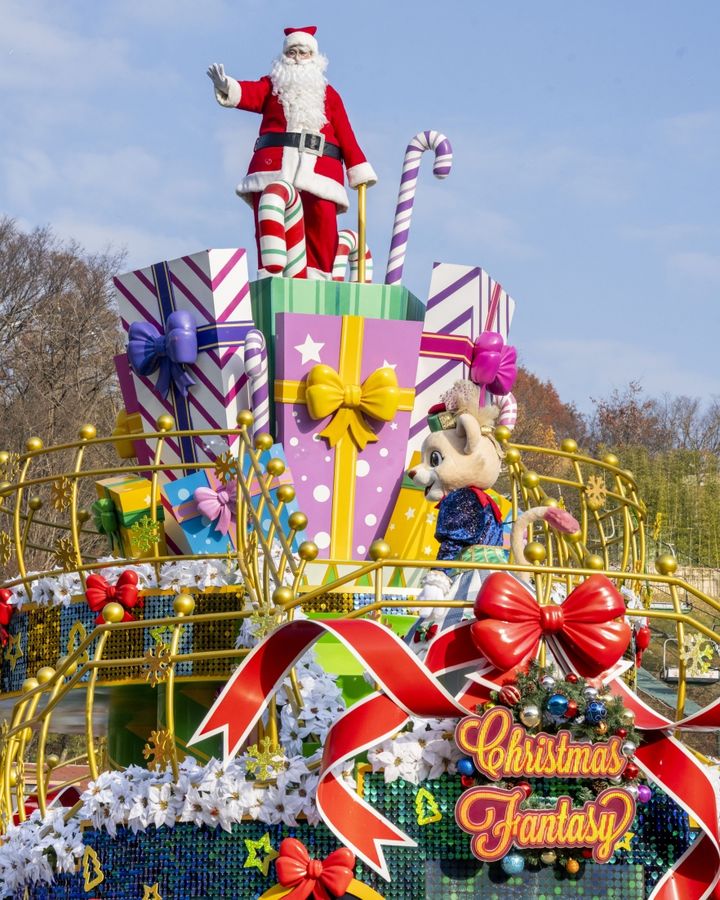 [서울=뉴시스] 에버랜드, 크리스마스 판타지 '블링블링 X-Mas 퍼레이드' 공연 모습.(사진=에버랜드 제공) *재판매 및 DB 금지