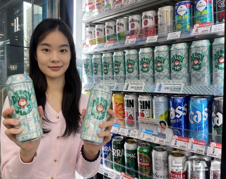 [서울=뉴시스] 한 GS25 편의점에서 모델이 데이지에일을 들고 포즈를 취하고 있다. (사진=GS리테일 제공) 2025.12.22. photo@newsis.com