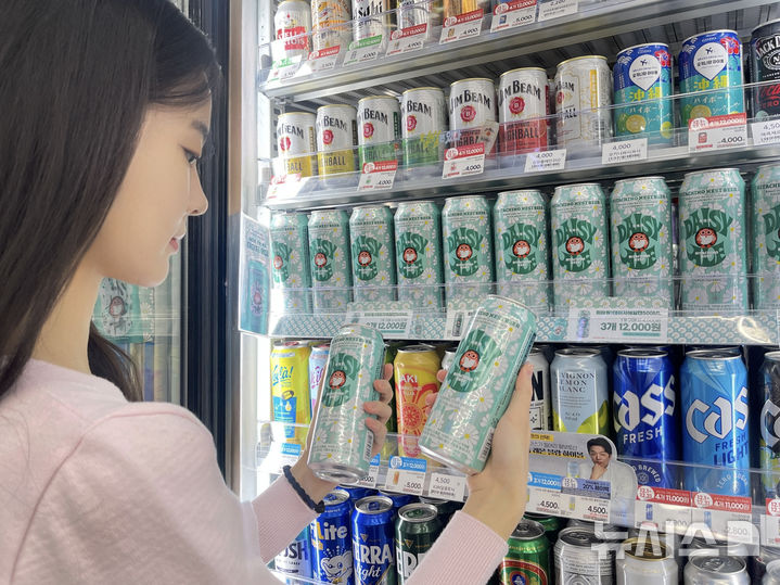 [서울=뉴시스] 한 GS25 편의점에서 시민이 데이지에일을 바라보고 있다. (사진=GS리테일 제공) 2025.12.22. photo@newsis.com 