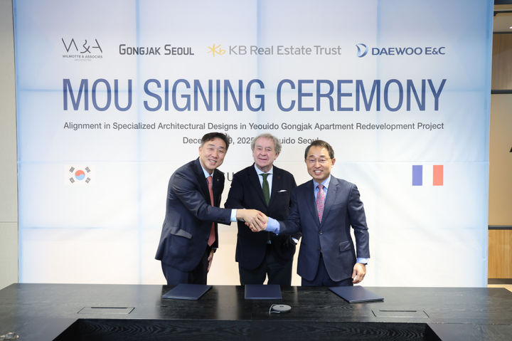 왼쪽부터 대우건설 도시정비사업담당 도정훈 상무, 프랑스 빌모트사 회장 장미셸 빌모트, 공작아파트 재건축 운영위원회 김철훈 위원장. (사진=대우건설 제공) *재판매 및 DB 금지