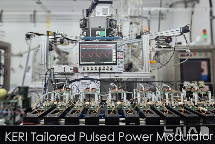 [창원=뉴시스]한국전기연구원(KERI)의 자체 실시 2025년 미래 산업 분야 연구개발 현장 사진 공모전에서 영예의 대상을 차지한 전기물리연구센터의 ‘맞춤형 펄스 차세대 반도체 공정 응용 실험’ 사진.(사진=한국전기연구원 제공) 2025.12.22. photo@newsis.com