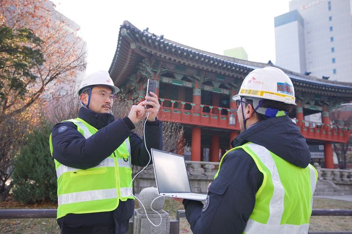 [서울=뉴시스] SK텔레콤이 성탄절 전후와 연말연시 기간 통신 트래픽 증가에 대비해 이동통신 품질 집중 관리에 돌입했다고 22일 밝혔다. 사진은 직원들이 인파 밀집 예상 지역에서 점검하는 모습. (사진=SKT 제공) 2025.12.22. photo@newsis.com *재판매 및 DB 금지