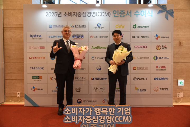 [서울=뉴시스]오상준(왼쪽) 피엠인터네셔널 대표와 김재진 홈앤쇼핑 경영부문장.(사진=홈앤쇼핑 제공) 2025.12.22. photo@newsis.com *재판매 및 DB 금지